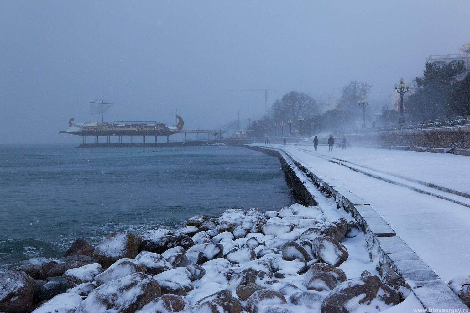 ялта, набережная, крым, зима в ялте, зима в крыму, набережная, черное море, ялтинский маяк, маяк, набережная ленина, ялтинский залив, Serge Titov