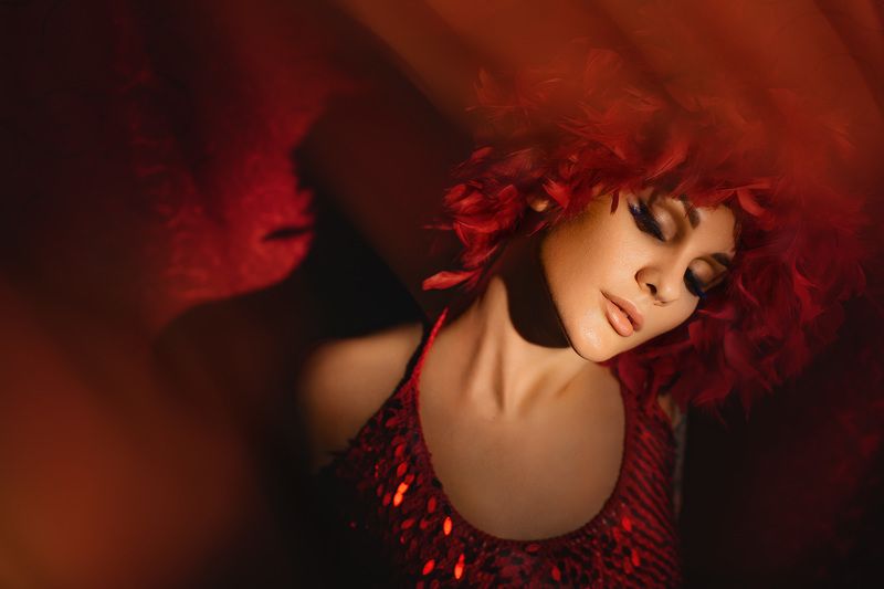 леди в красном фото превью