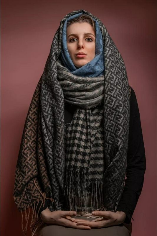 Розовый фон, текстура ткани, шарф, женский портрет Портрет с шарфами фото превью