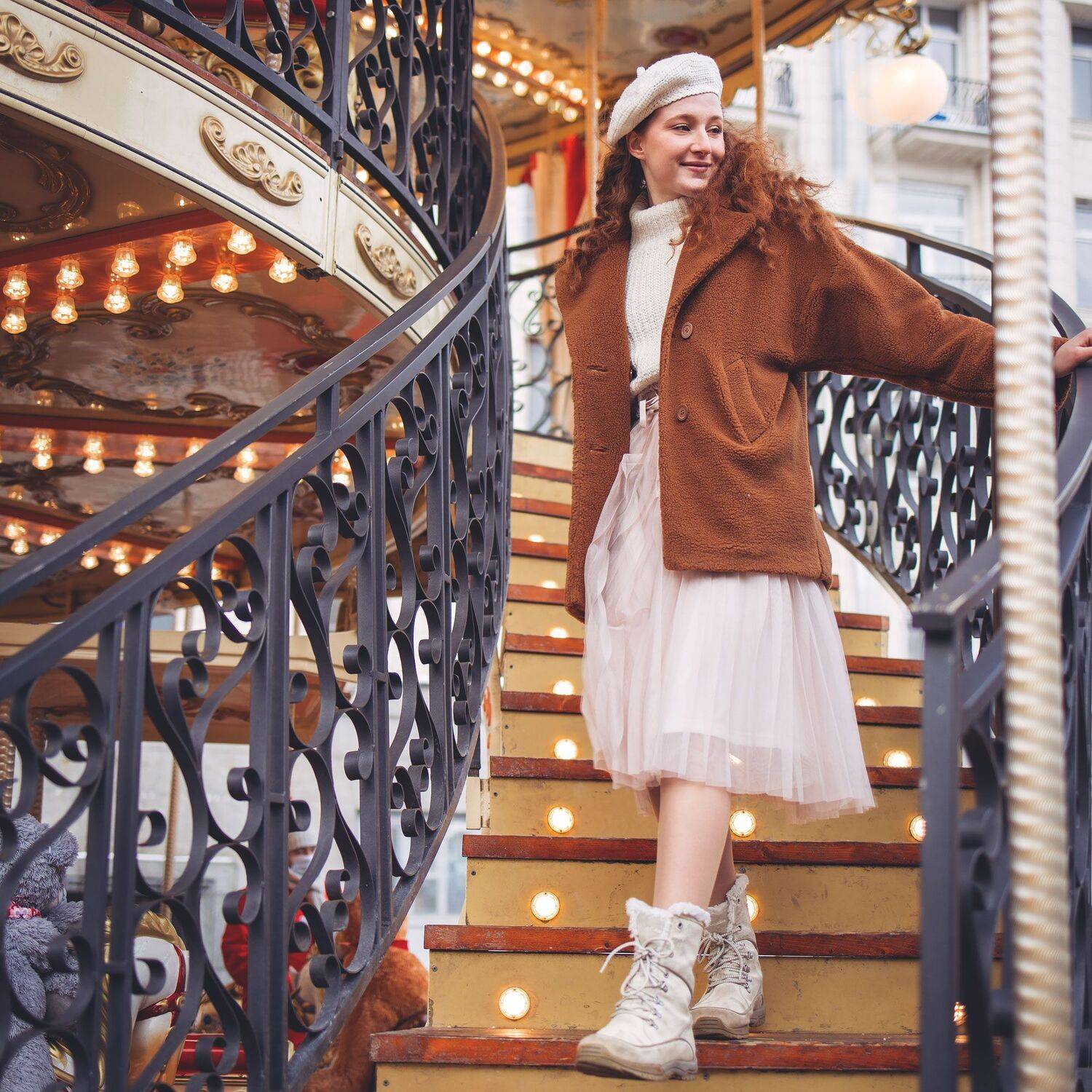 девушка прогулка новый год праздник огоньки гирлянды елка подарки рыжие волосы улица ярмарка, Ирина Мухина