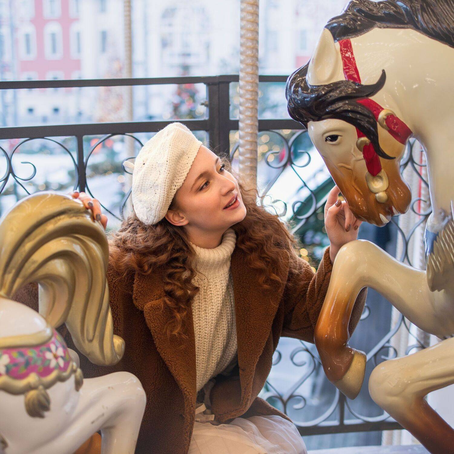 девушка прогулка новый год праздник огоньки гирлянды елка подарки рыжие волосы улица ярмарка, Ирина Мухина