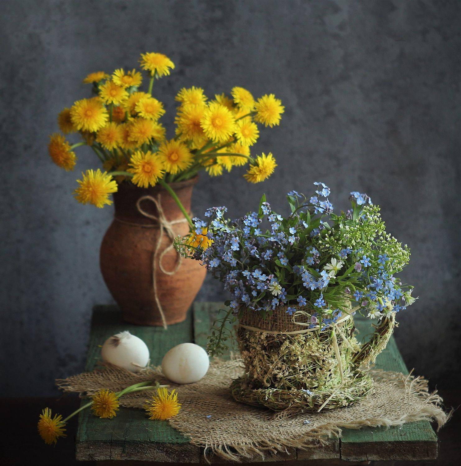 керамический горшок с желтыми одуванчиками, два яйца, корзинка с незабудками, Людмила Хрусталева*