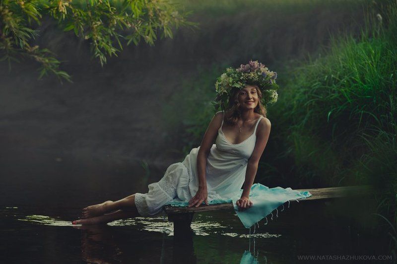 Девушка, сидящая у реки фото превью