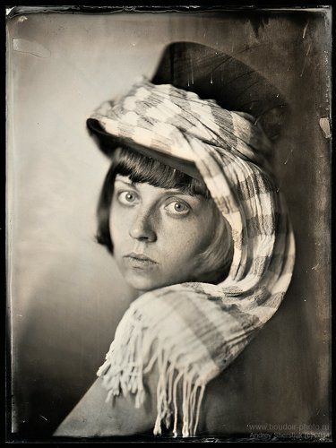 портрет с полосатым шарфом