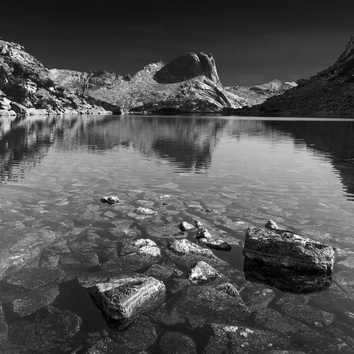 белый, берег, вода, горы, ергаки, камни, красивый, красноярский край, озеро, отражение, пейзаж, природа, саяны, сибирь, скалы, холодный, хребет, чб, черно-белое, черный, чистый, Дмитрий Антипов