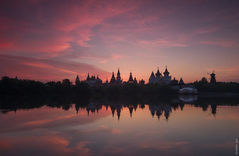 Архитектура, Вечер, Вода, Волны, Закат, Зеркало, Измайлово, Измайловский, Кремль, Москва, Небо, Облака, Отражения, Пруд Измайловский Кремль летним вечером фото превью
