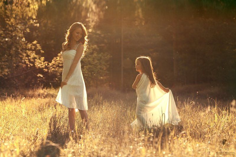 Девочка, Девушка, Закат, Мама и дочь, Семья, Солнечный свет мама и дочь фото превью