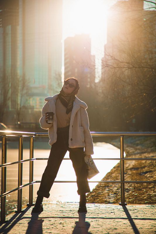 Портрет, фотосессия, зима, солнце, кофе, газета, стиль Татьяна ... зима фото превью