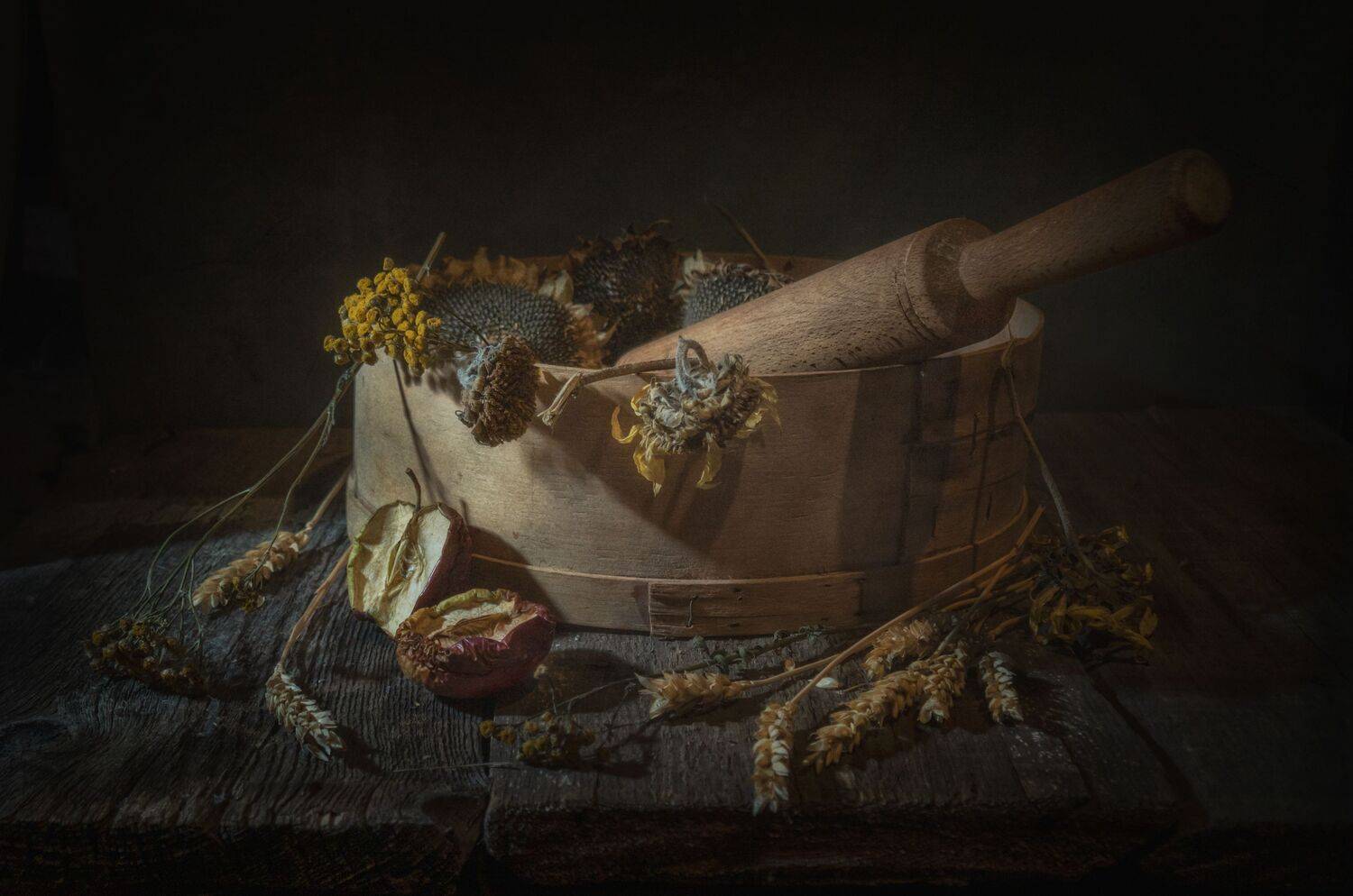 кухня,старое,деревенский,рустик,пижма,травы сухие,сито,скала,яблоки,подсолнух,колосья, Владимир Володин