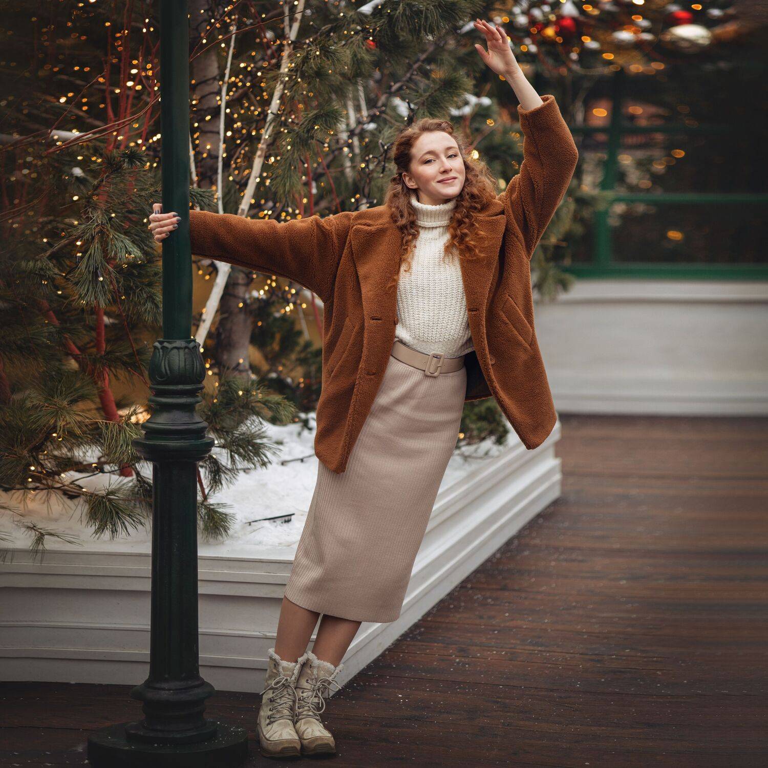 девушка прогулка новый год праздник огоньки гирлянды елка подарки рыжие волосы улица ярмарка, Ирина Мухина