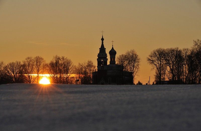 пейзаж, зима,день, город,псковская обл,снег, небо, солнце,собор Уж солнце близится к закату. фото превью