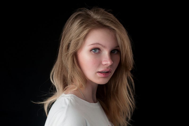 красивая, девушка, блондинка, чёрный фон, студия Варвара фото превью