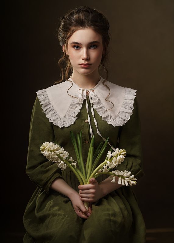 Девушка с гиацинтами фото превью