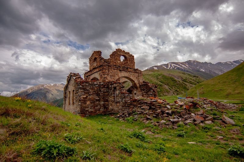 Горы, пейзаж, день, церковь, развалины Старая церковь фото превью