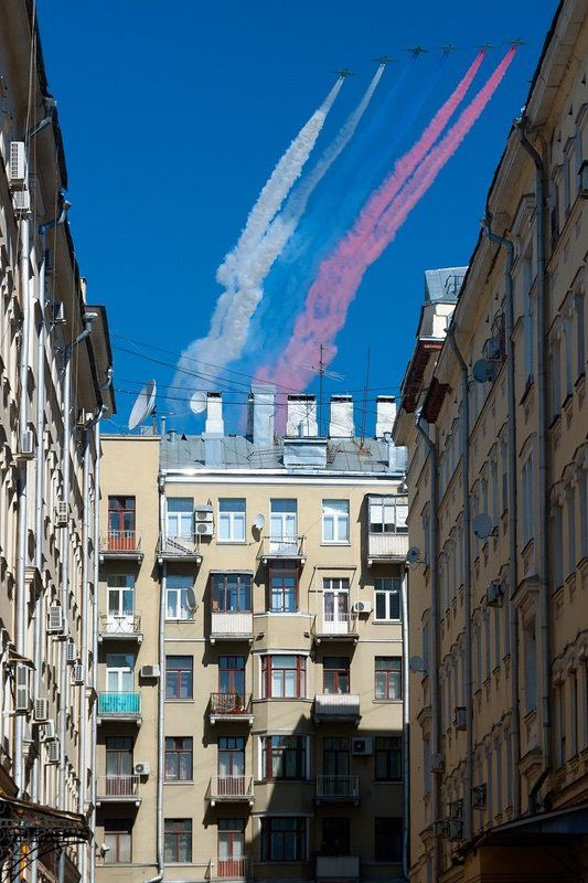 москва, самолёт, триколор, флаг Флаг в моем дворе фото превью