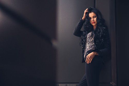 Девушка у стены