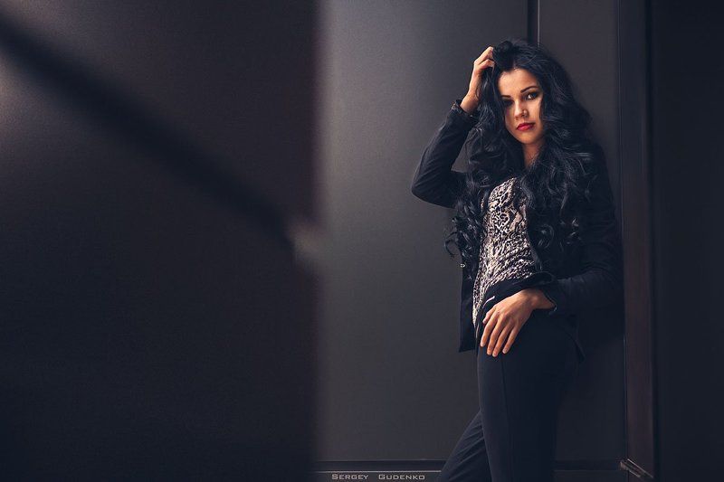 Красивая девушка, Тонирование, Фотосессия, Фотосессия в городе, Фэшн Девушка у стены фото превью