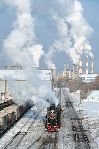 Дымит рабочая Москва