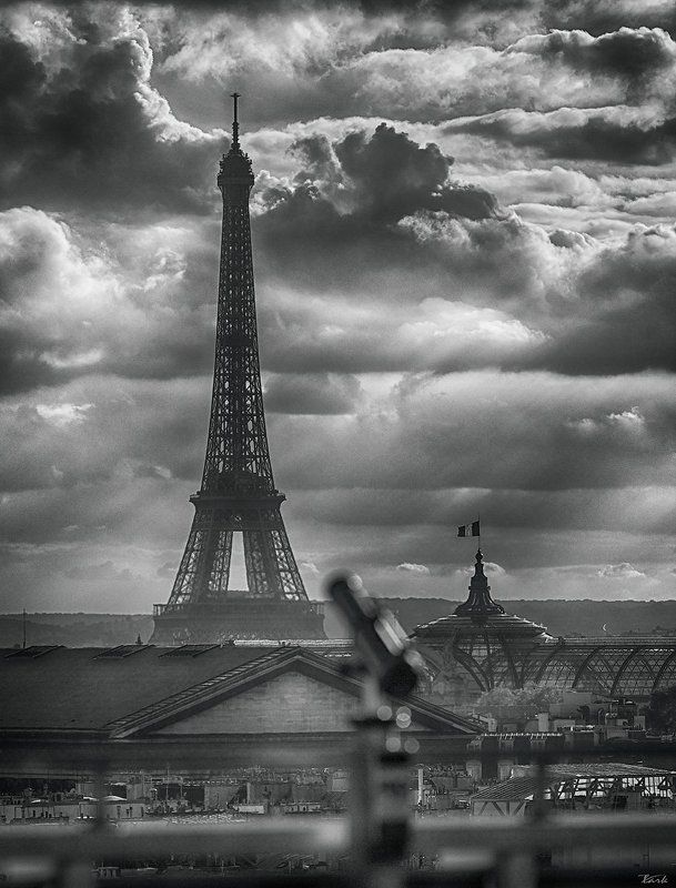 Над Парижем облачно фото превью