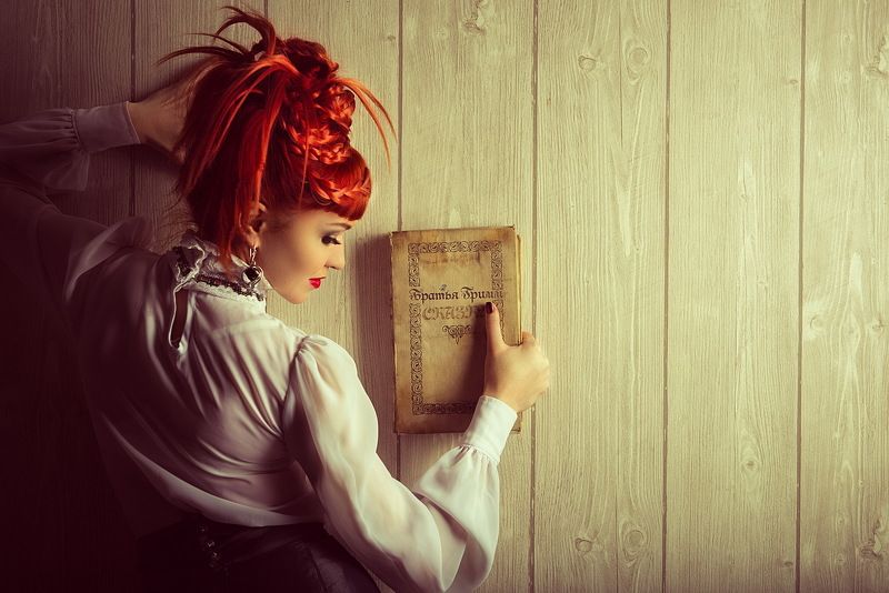 Девушка, Девушка красивая  фотограф роман, Книга, Прическа, Рыжая, Читательница Они оба у нее в руках! фото превью