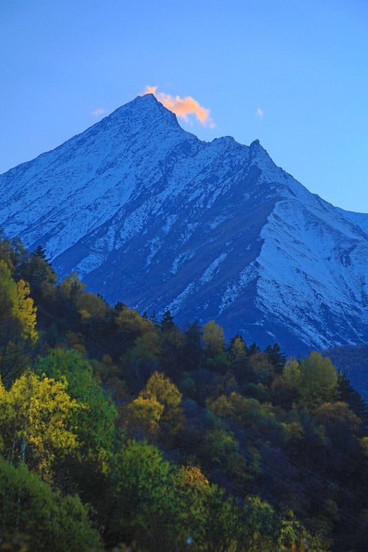 Кавказ, Горная Ингушетия, Джейрахский район Осенний флаг фото превью
