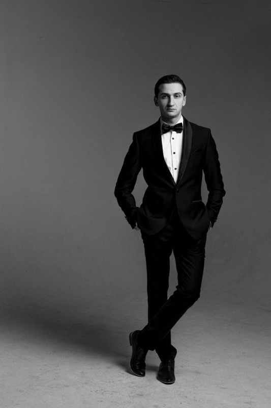 studio, portrait, male, suit, black and white, cyclorama Alex фото превью