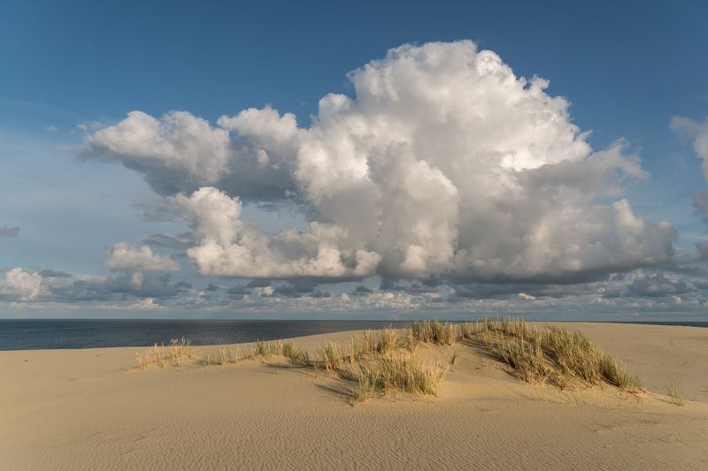 Облако над дюнами фото превью