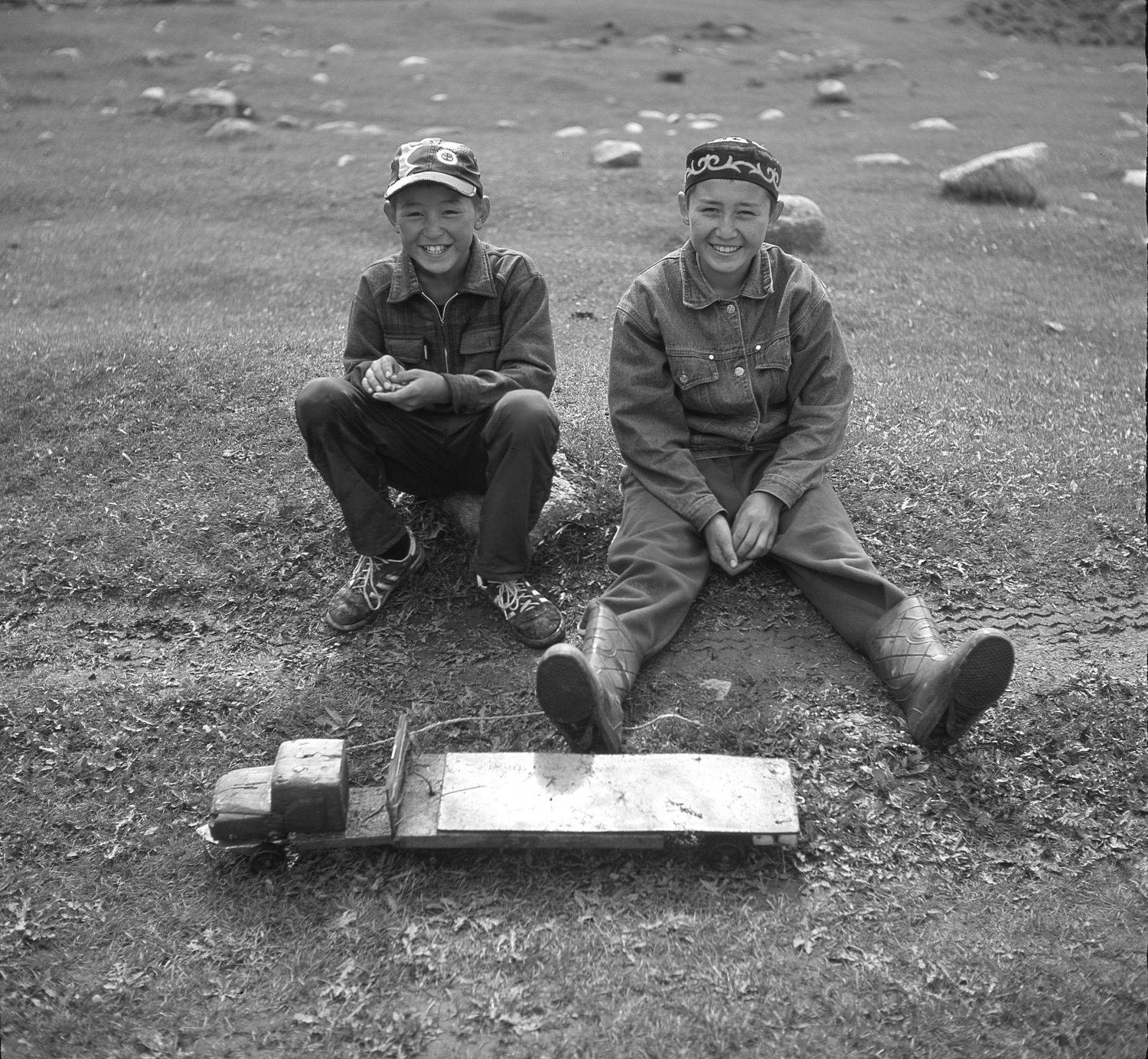 дети, фура, игрушка, самоделка, грунтовка, тюбетейка, камни, улыбка, Дмитрий Ткаченко