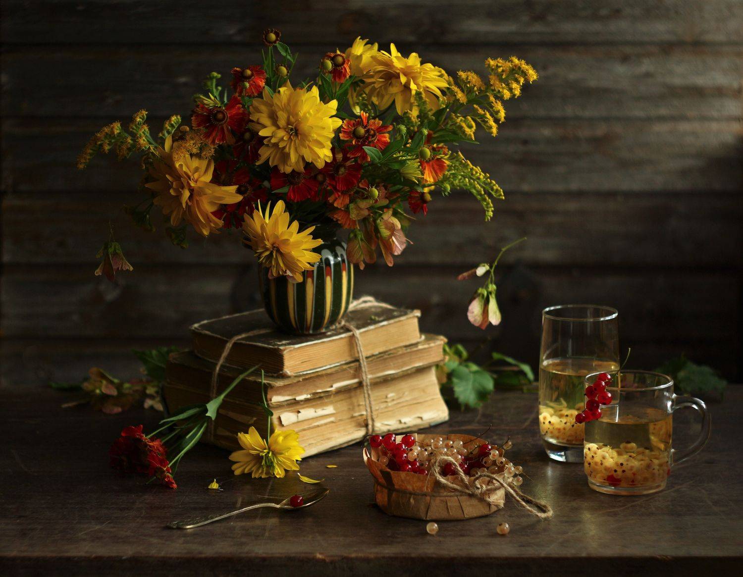 ваза с цветами. стакан, чашка с компотом, смородина, Людмила Хрусталева*