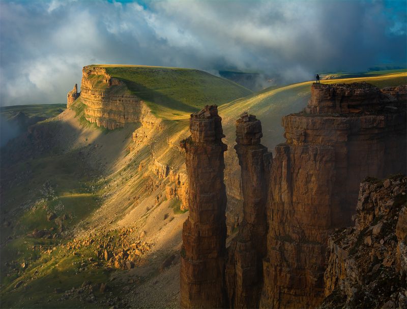 природа, пейзаж, лето, горы, кавказ, бермамыт, плато, облака, туман, человек, скалы, останцы, закат Природа и.... фото превью
