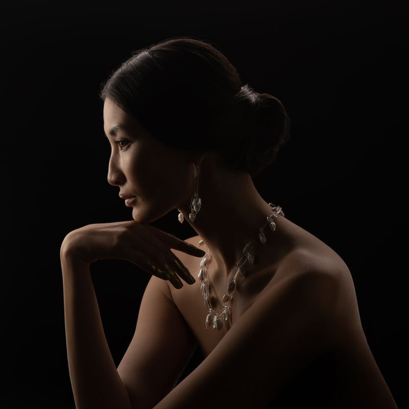 portrait, pearls, profile, low key, beauty From the series If The Ice Could Be Warm фото превью