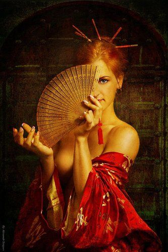 Девушка с веером