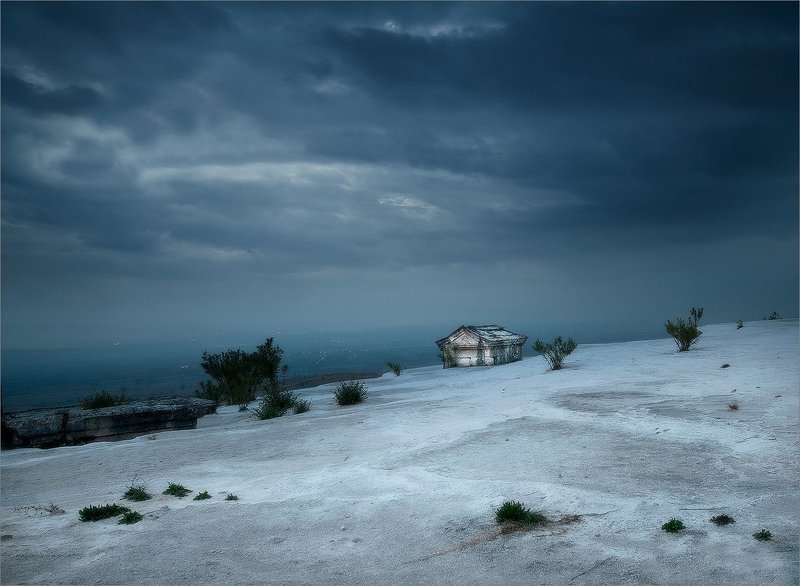 На краю фото превью