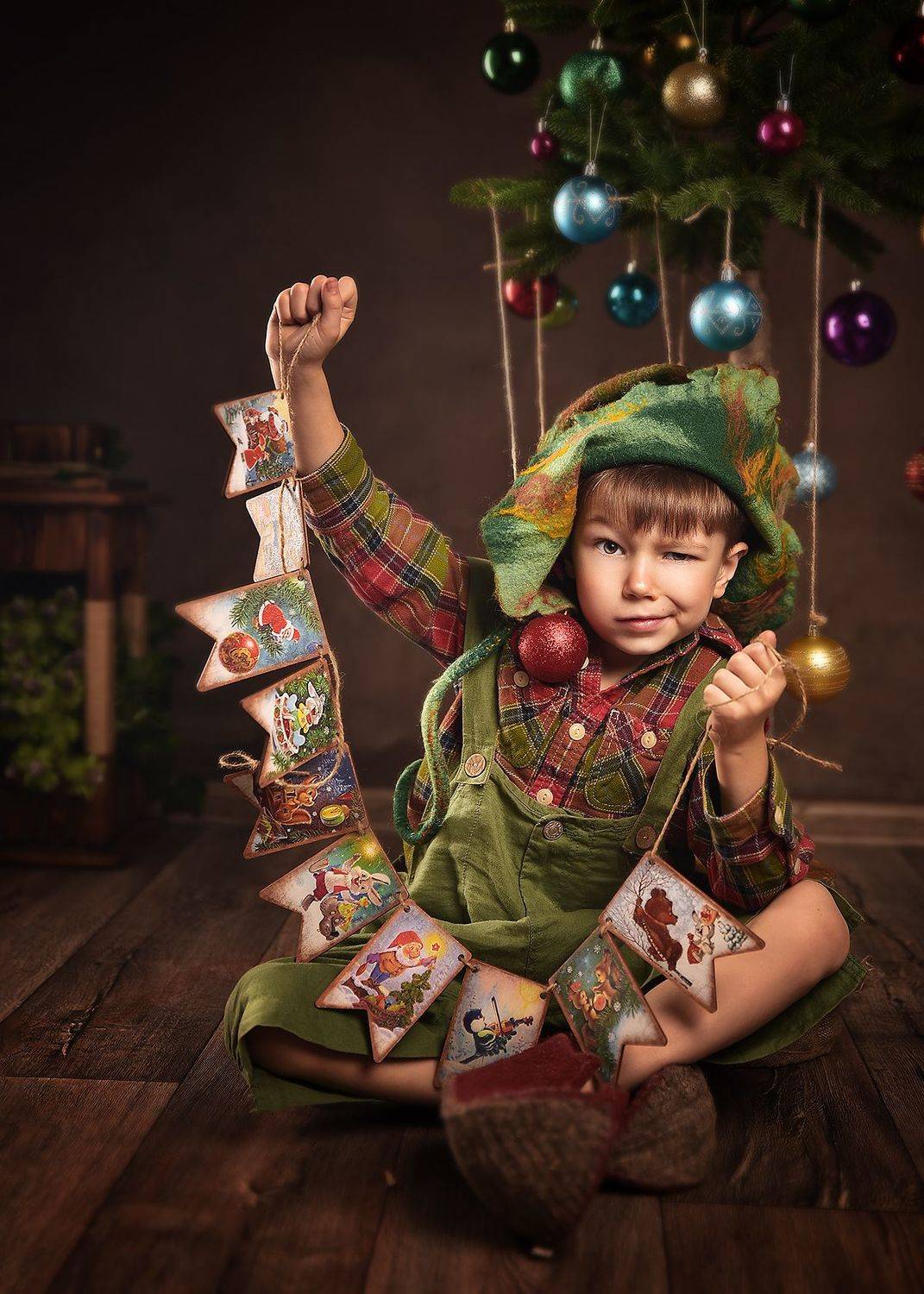 гномик, ребенок, новый год, елка, флажки, Татьяна Кам