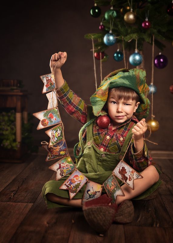 гномик, ребенок, новый год, елка, флажки Гномик фото превью