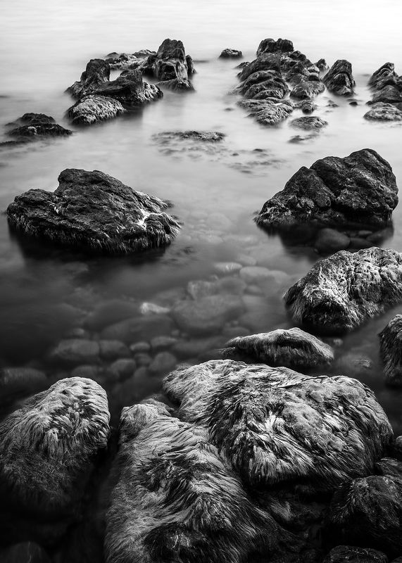 ялта, черное море, камни, длинная выдержка, крым Причудливый берег фото превью