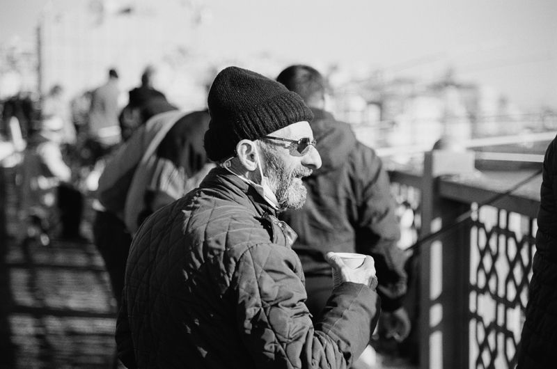 nikon, f100 Рыбак с утренним кофе. Галатский мост. Стамбул, 2021 фото превью