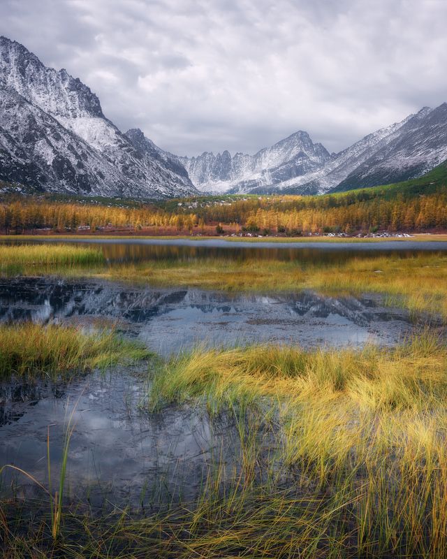 осень, колыма, озеро джека лондона Полосы света на небольшом болотце фото превью