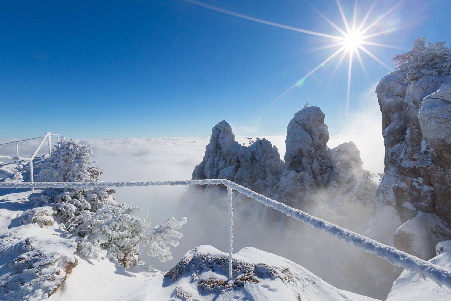 ай-петри, зубцы ай-петри, зима в ялте, зима на ай-петри, изморозь, ялта, крым, крымские пейзажи, снежная ялта, плато ай-петри, Serge Titov