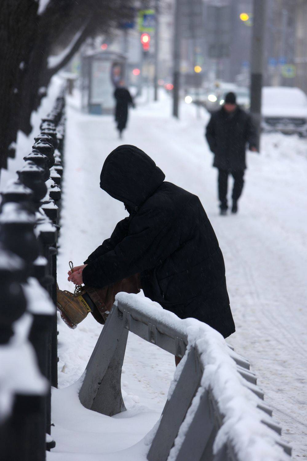 шнурки, завязать, ботинки, снег, ограда, бульвар, Дмитрий Ткаченко