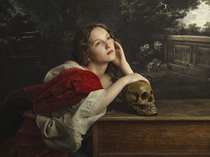 Портрет девушки с черепом фото превью