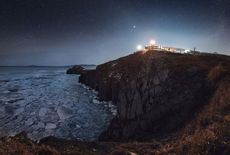 ночь, зима, маяк, скалы, лёд Маяк Бюссе. фото превью