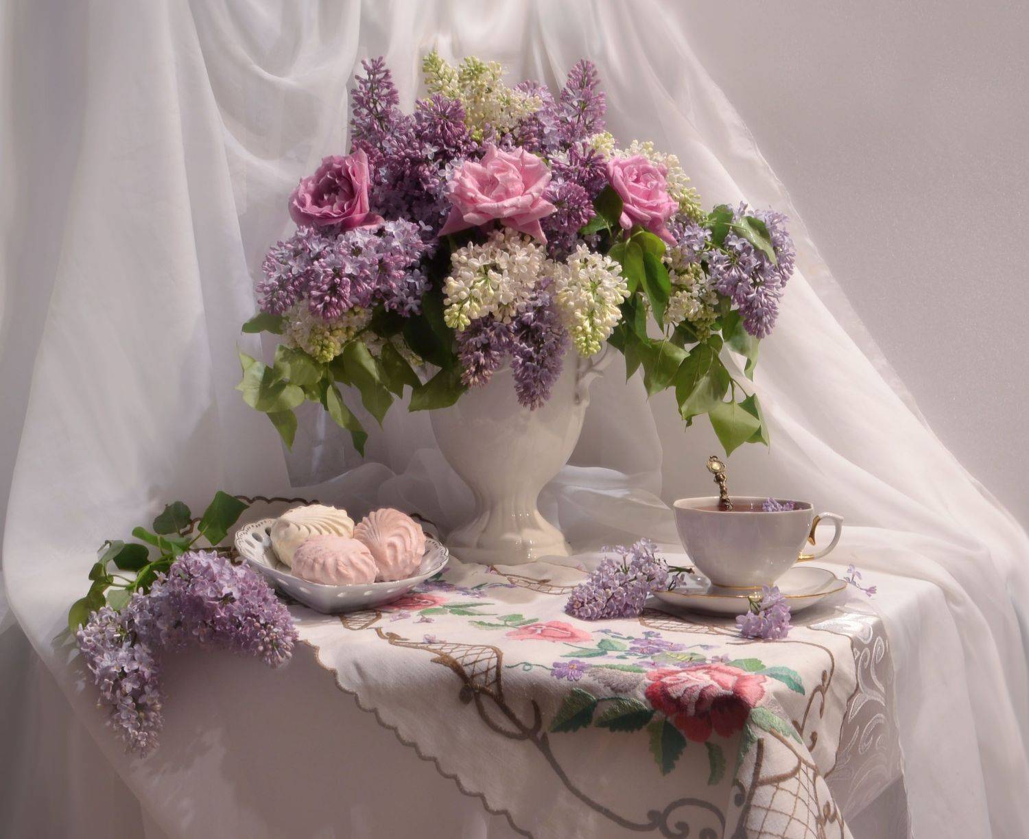 still life, натюрморт, цветы, фото натюрморт, зима, февраль, сирень, фарфор, чашка чая, настроение, розы, Колова Валентина