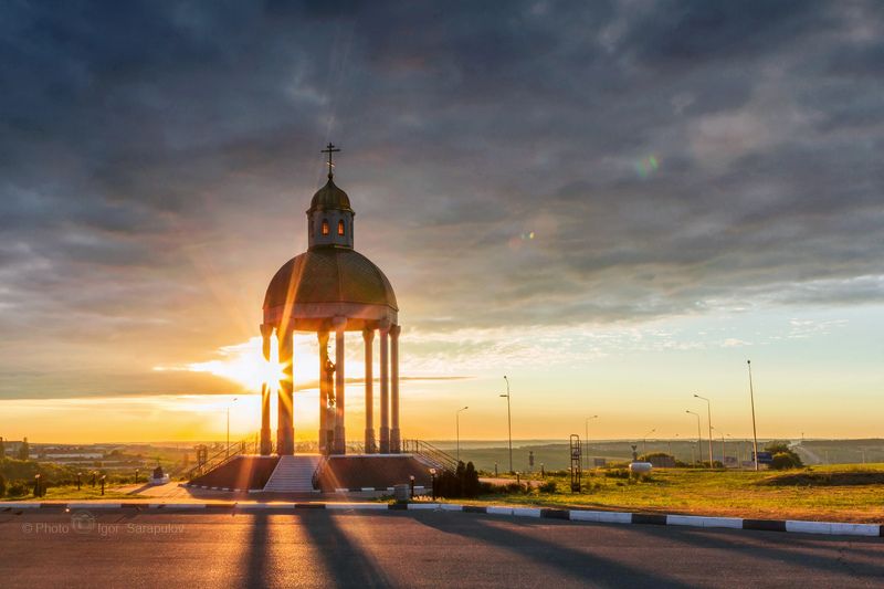 архитектура, часовня, ротонда, церковь, дорога,  утро, восход, расвет, перекрёсток, памятник, скульптура, ангел, стела,  путешествие, трасса, россия,  белгородская область, белгород, church, road, morning, sunrise, dawn, crossroads, sculpture, angel, Ротонда в честь 2000-летия Рождества Христова фото превью