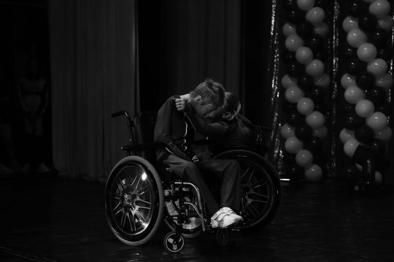 танцы, инвалидность, чб *** фото превью