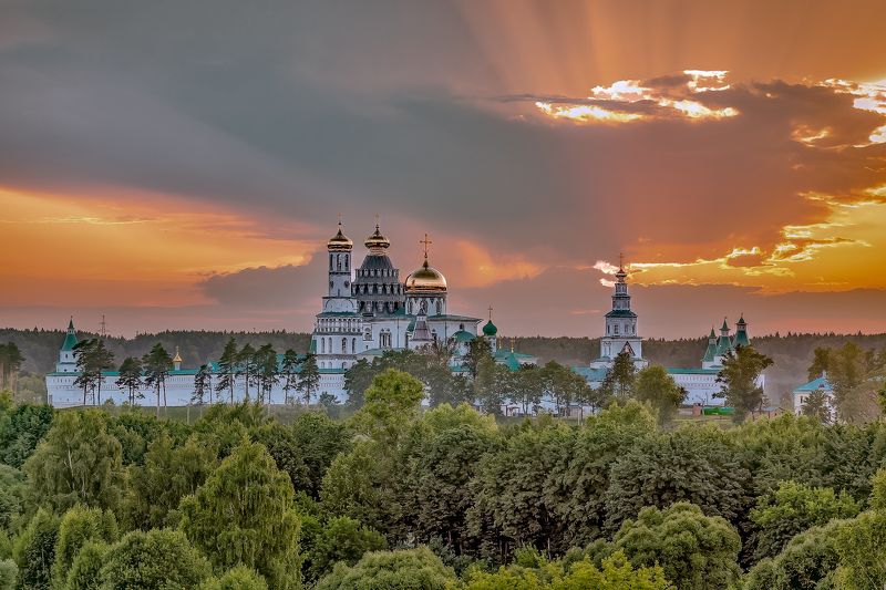 Яркое закатное небо. фото превью