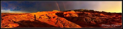 Казахстан горы Киин-Кириш.  Красные горы промытые ливнем.