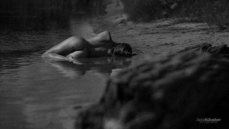 Nude ню, Девушка на природе, Фотограф в Киеве, Черно-белое фото реки и травы фото превью