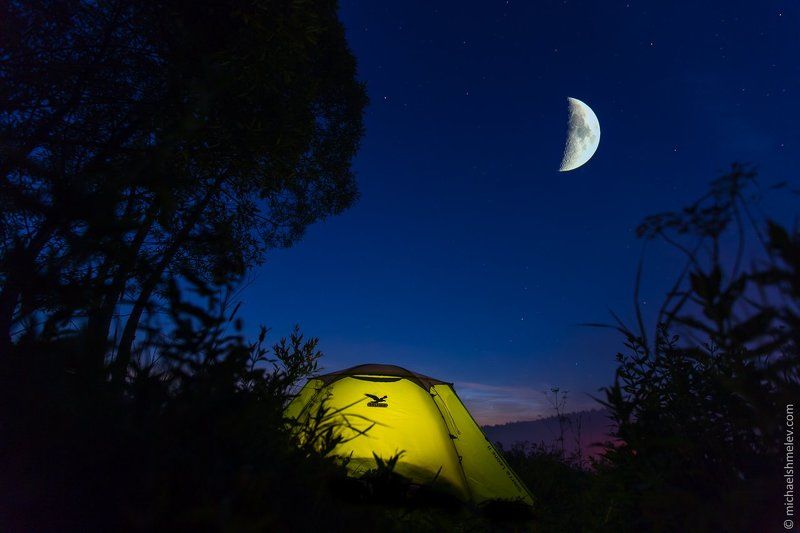 Под луною фото превью