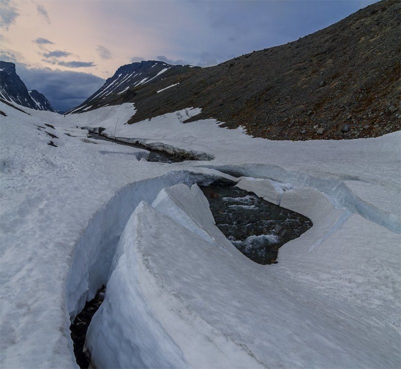 горы, кольский п-ов, лето, панорама, пейзаж, природа, путешествие, река, север, снег, туризм, хибины По Хибинам фото превью